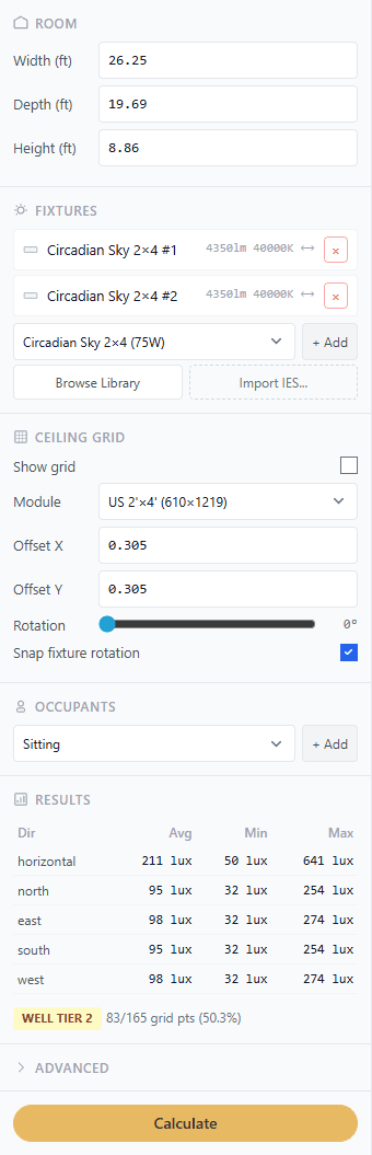 CircadianLab-Seitenleiste mit Raumabmessungen, Circadian Sky-Leuchten mit CCT und Lumen, Deckenrasterkonfiguration, Nutzereinstellungen und Ergebnispanel mit EML-Mittelwerten je Richtung und WELL-Tier-2-Konformität
